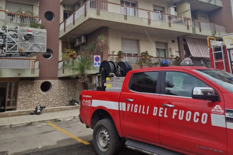 Paura a Comiso: incendio al terzo piano di una palazzina, ustionata una coppia