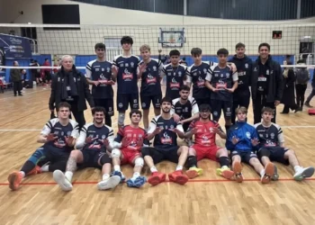 Volley Modica Next Gen in posa di gruppo sul campo di Messina dopo la vittoria al tie-break