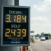 Display digitale dei prezzi del gasolio in autostrada con cifre record sopra i 3 euro.