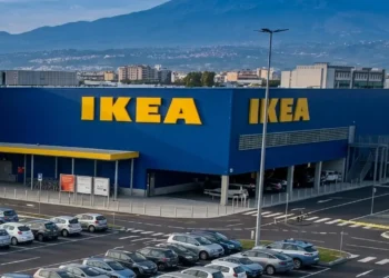 Clienti e personale radunati nel parcheggio dell'Ikea di Catania durante l'evacuazione per lo spray al peperoncino; sul posto vigili del fuoco, carabinieri e 118. www.quotidianodiragusa.it