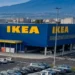 Clienti e personale radunati nel parcheggio dell'Ikea di Catania durante l'evacuazione per lo spray al peperoncino; sul posto vigili del fuoco, carabinieri e 118. www.quotidianodiragusa.it