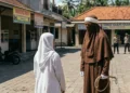 Banda Aceh durante una punizione corporale pubblica prevista dalla legge islamica della Sharia in Indonesia.