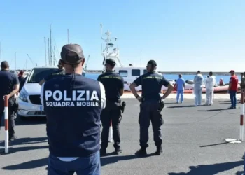 La Guardia di Finanza e la Squadra Mobile di Ragusa hanno fermato due cittadini egiziani accusati di aver condotto sessanta migranti sulle coste siciliane. www.quotidianodiragusa.it