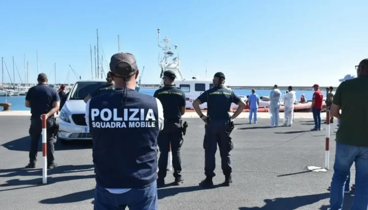 La Guardia di Finanza e la Squadra Mobile di Ragusa hanno fermato due cittadini egiziani accusati di aver condotto sessanta migranti sulle coste siciliane. www.quotidianodiragusa.it