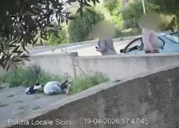 Telecamera di sicurezza urbana utilizzata per il contrasto all'abbandono di rifiuti a Scicli.