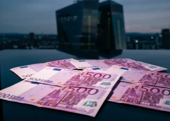 Dettaglio di una banconota da 500 euro su sfondo scuro che simboleggia il ritiro dalla circolazione