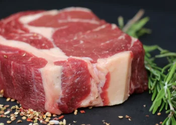 Confezione di tagliata di carne bovina sotto ispezione sanitaria per allarme batterico.