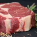 Confezione di tagliata di carne bovina sotto ispezione sanitaria per allarme batterico.