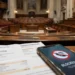 Aula del Senato durante la votazione del dl bollette con simboli di risparmio energetico.
