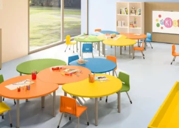 Aula scolastica moderna con arredi innovativi per bambini 0-6 anni, simile alle strutture finanziate dal Comune di Ragusa con fondi europei