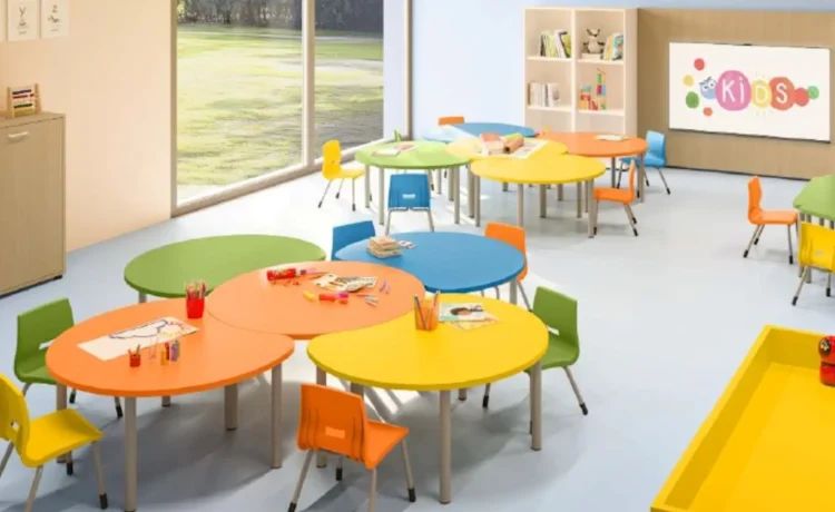 Aula scolastica moderna con arredi innovativi per bambini 0-6 anni, simile alle strutture finanziate dal Comune di Ragusa con fondi europei