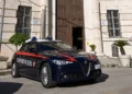 Auto dei Carabinieri con lampeggianti accesi durante un intervento di polizia a Ragusa