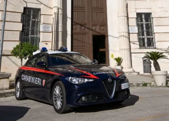 Auto dei Carabinieri con lampeggianti accesi durante un intervento di polizia a Ragusa