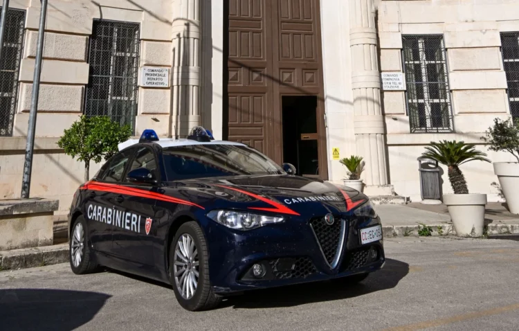 Auto dei Carabinieri con lampeggianti accesi durante un intervento di polizia a Ragusa