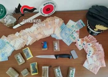 Carabinieri di Modica mostrano la droga e il materiale sequestrato durante l operazione di spaccio a Rosolini.