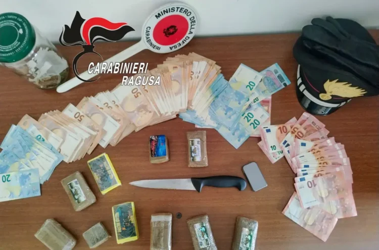 Carabinieri di Modica mostrano la droga e il materiale sequestrato durante l operazione di spaccio a Rosolini.