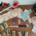 Carabinieri di Modica mostrano la droga e il materiale sequestrato durante l operazione di spaccio a Rosolini.