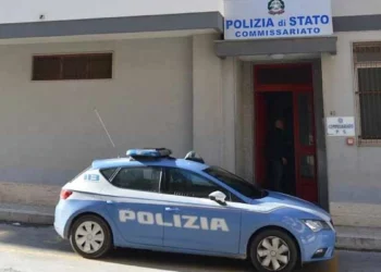 Auto della Polizia di Stato in intervento a Modica per l'arresto di un giovane