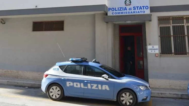 Auto della Polizia di Stato in intervento a Modica per l'arresto di un giovane