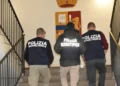 Gli agenti della Squadra Mobile e del Commissariato di Modica durante le fasi del fermo