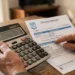 Un pensionato controlla l'estratto conto previdenziale dell'INPS per verificare gli arretrati.
