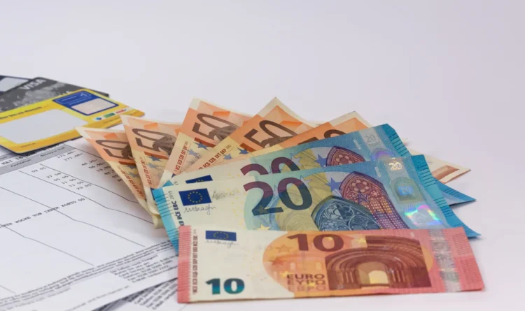 Famiglia con bambini consulta documenti INPS e calendario aprile 2026 per verificare date e importi dell'assegno unico universale