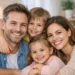 Una famiglia che controlla le date dell'assegno unico aprile 2026 su uno smartphone per pianificare le spese