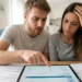 Famiglia controlla l'importo dell'assegno unico sul tablet con aria preoccupata