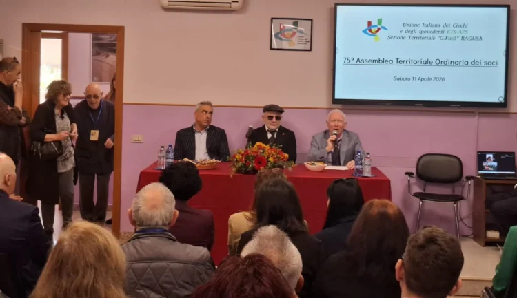 Partecipanti all'assemblea dell'Unione Italiana Ciechi di Ragusa durante il dibattito