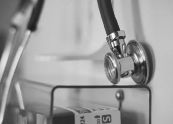 Paziente che riceve istruzioni per l'autosomministrazione del farmaco oncologico daratumumab.