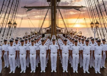 Allievi della Marina Militare durante una cerimonia ufficiale sul ponte di una nave