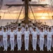 Allievi della Marina Militare durante una cerimonia ufficiale sul ponte di una nave