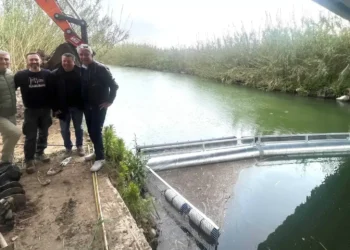 Barriera galleggiante in acciaio per il recupero della plastica nel fiume Irminio a Scicli