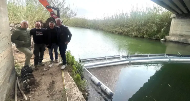 Barriera galleggiante in acciaio per il recupero della plastica nel fiume Irminio a Scicli