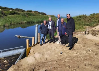 Barriera galleggiante per la raccolta di rifiuti alla foce del fiume Ippari a Vittoria