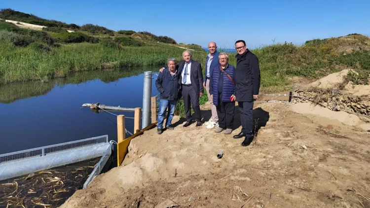 Barriera galleggiante per la raccolta di rifiuti alla foce del fiume Ippari a Vittoria