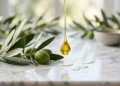 Goccia di olio extravergine di oliva dorato per trattamenti viso naturali