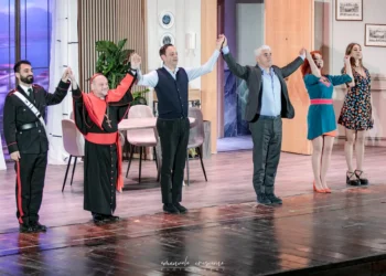 Biagio Izzo sul palco del Teatro Duemila di Ragusa durante la commedia L'arte della truffa.