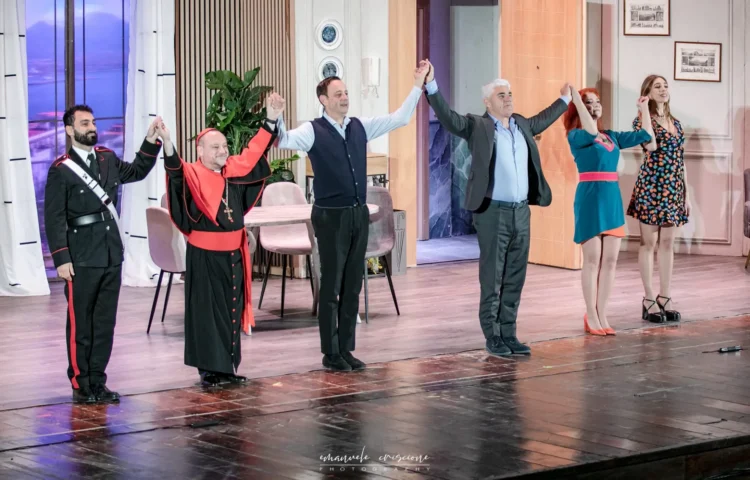 Biagio Izzo sul palco del Teatro Duemila di Ragusa durante la commedia L'arte della truffa.