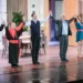 Biagio Izzo sul palco del Teatro Duemila di Ragusa durante la commedia L'arte della truffa.