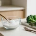 Una ciotola di bicarbonato di sodio utilizzata per le pulizie domestiche in cucina