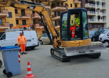 Tecnici al lavoro per riparare il blackout nell'area Le Masserie a Ragusa