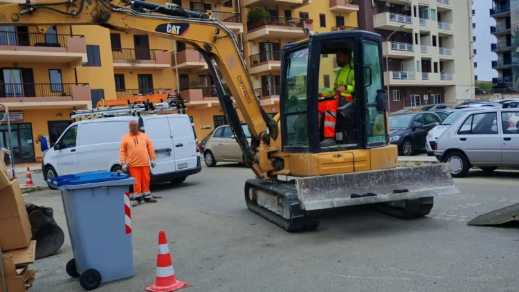 Tecnici al lavoro per riparare il blackout nell'area Le Masserie a Ragusa