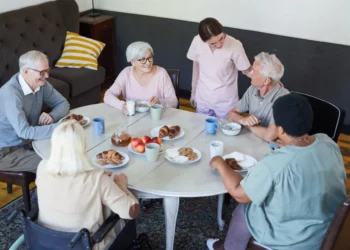 Le nuove regole fiscali del 2026 facilitano l'accesso al bonus per colf e badanti.