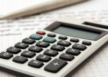 Lavoratore che consulta l'aumento dello stipendio grazie al bonus Giorgetti 2026.