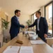 Giovane lavoratore under 35 firma un contratto a tempo indeterminato grazie al bonus giovani 2026 con sgravio contributivo fino al 100% per le imprese