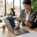 Giovani lavoratori in ufficio che beneficiano del nuovo bonus giovani e donne