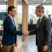 Giovane lavoratore che firma un contratto a tempo indeterminato grazie al bonus giovani under 35