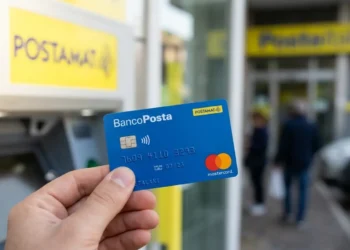 Una persona controlla il saldo della carta assegno di inclusione presso un ufficio postale.