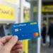 Una persona controlla il saldo della carta assegno di inclusione presso un ufficio postale.
